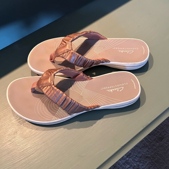 SOLD - Clarks Cloudstepper Flipflops - Picture 2 of 5